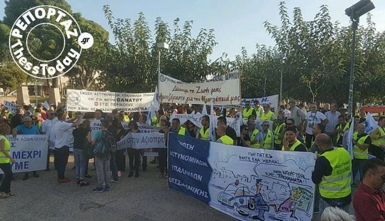 Ενστολοι διαμαρτύρονται έξω από το Λευκό Πύργο (βίντεο)